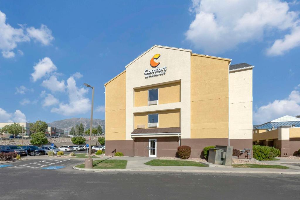 奥勒姆Comfort Inn & Suites Orem - Provo的一座大建筑,上面有苹果标志