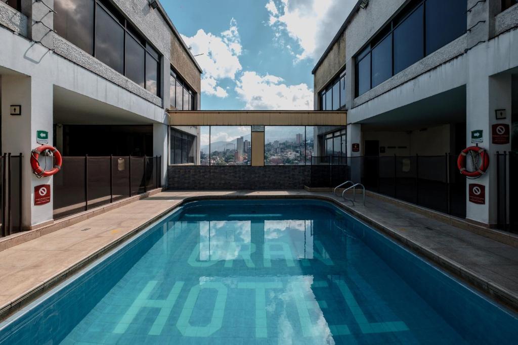 麦德林GH Gran Hotel - Downtown Medellin的一座建筑物中央的游泳池