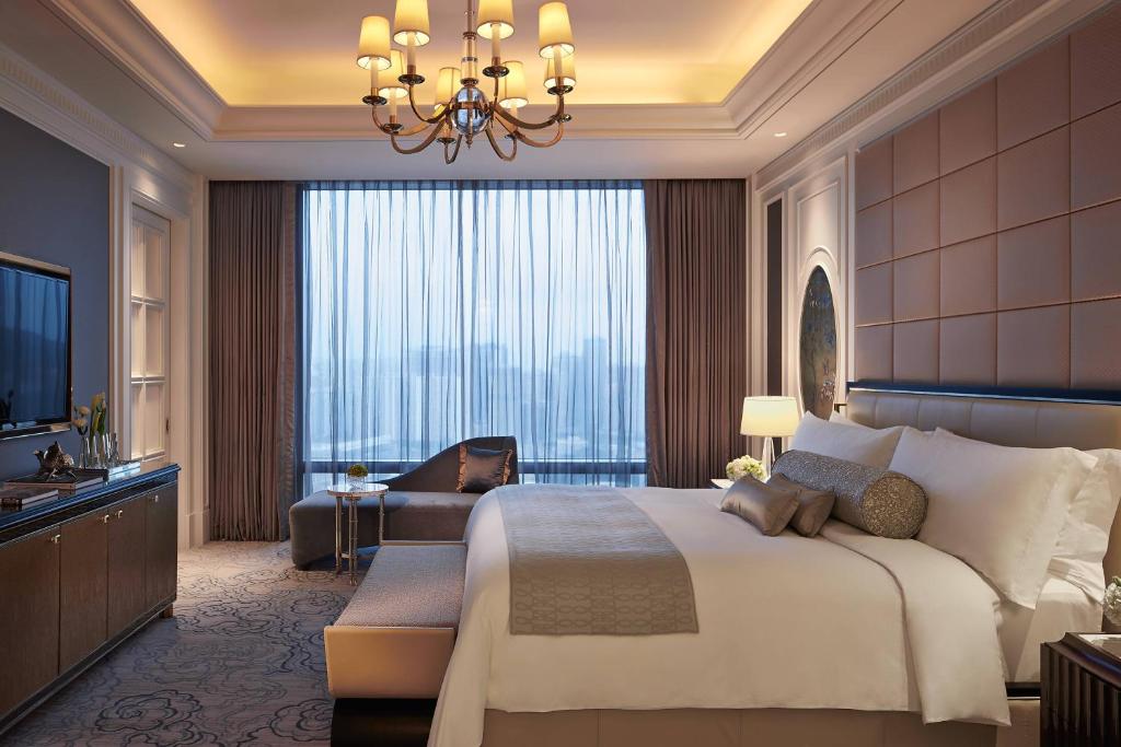 澳门澳门丽思卡尔顿酒店的一间卧室设有一张大床和一个大窗户