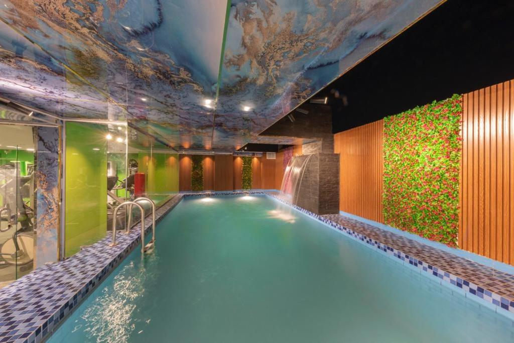 Buraymānزهرة的游泳池,位于酒店带大型游泳池的客房