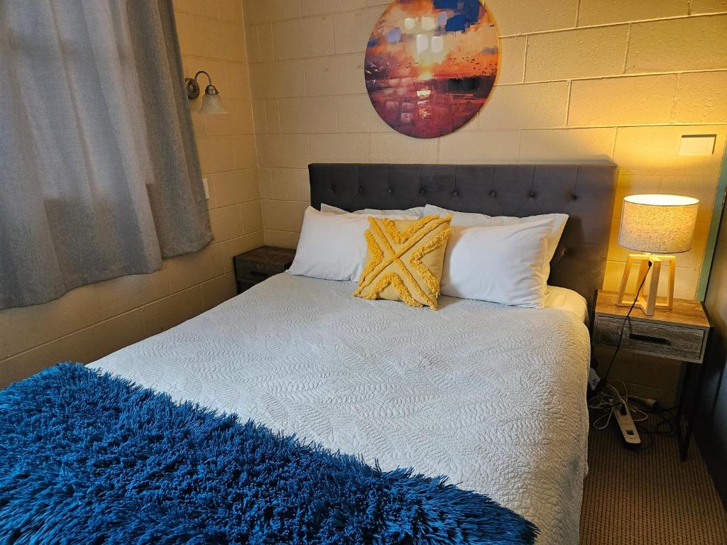 玛塔玛塔Di's B&B的一间卧室配有一张带蓝色毯子的床