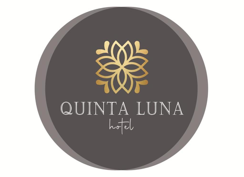 萨卡特兰Hotel Quinta Luna Zacatlán的卢米纳豪华别墅的圆标志