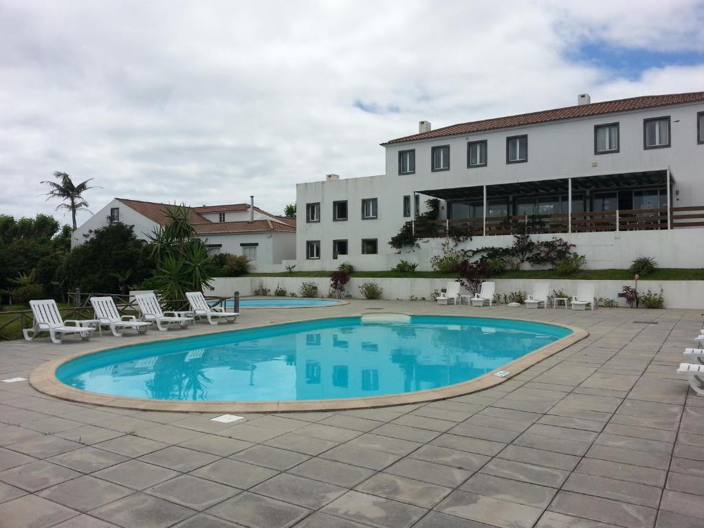 Rosário-Lagoa星之圣母旅游公寓的大楼前的游泳池