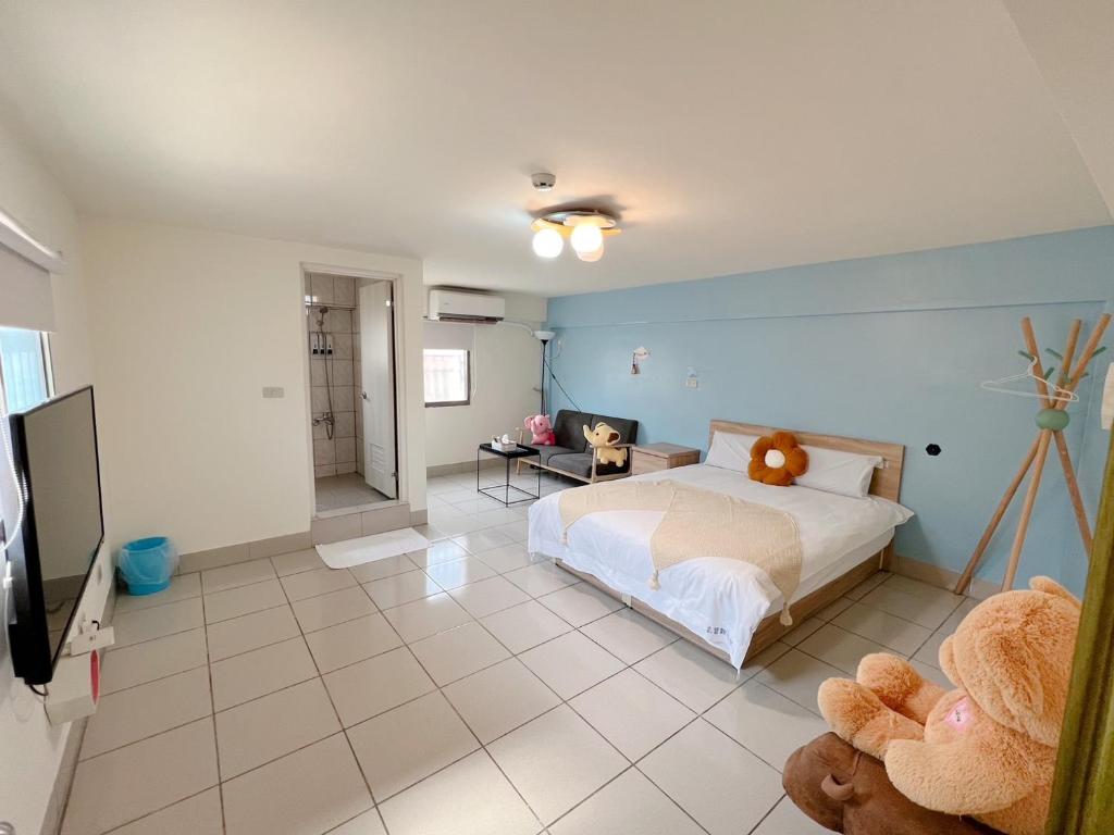 金城蛋宝亲子民宿 的一间卧室配有一张床和一台电视。