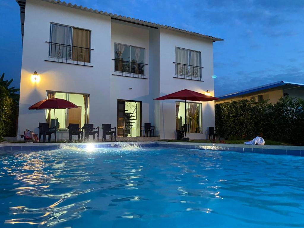 里考尔特Casa Campestre La Victoria piscina privada, wifi的夜间带游泳池的别墅