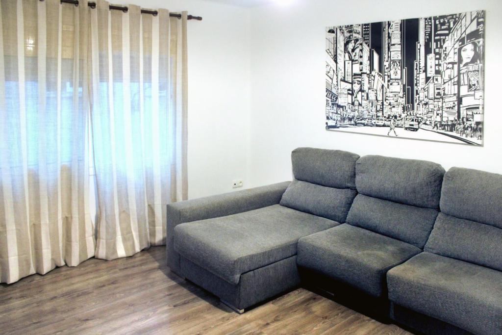 莫勒山谷ACOGEDOR APARTAMENTO CERCA DE BARCELONA的客厅配有沙发和椅子