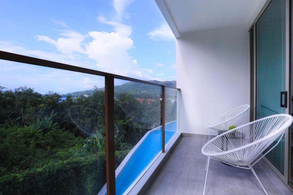 卡马拉海滩Oceana Phuket的山景阳台(带椅子)