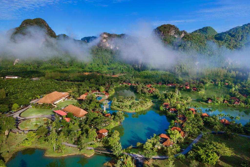 柏森Bor Saen Pool Villa的享有山区度假胜地的空中景致