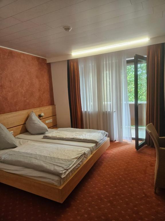 贡多夫Terra Ventura Hotel的酒店客房设有两张床和窗户。