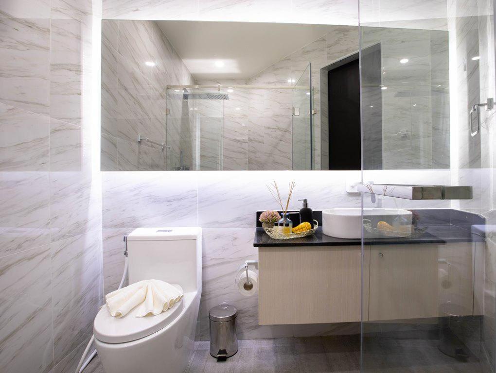 卡马拉海滩Oceana Phuket A51的白色的浴室设有卫生间和水槽。