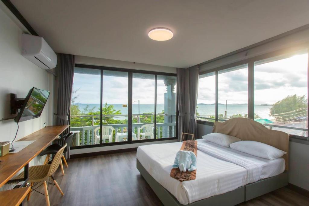梅尔皮姆皮姆玛恩酒店的卧室配有一张床、一张书桌和窗户。