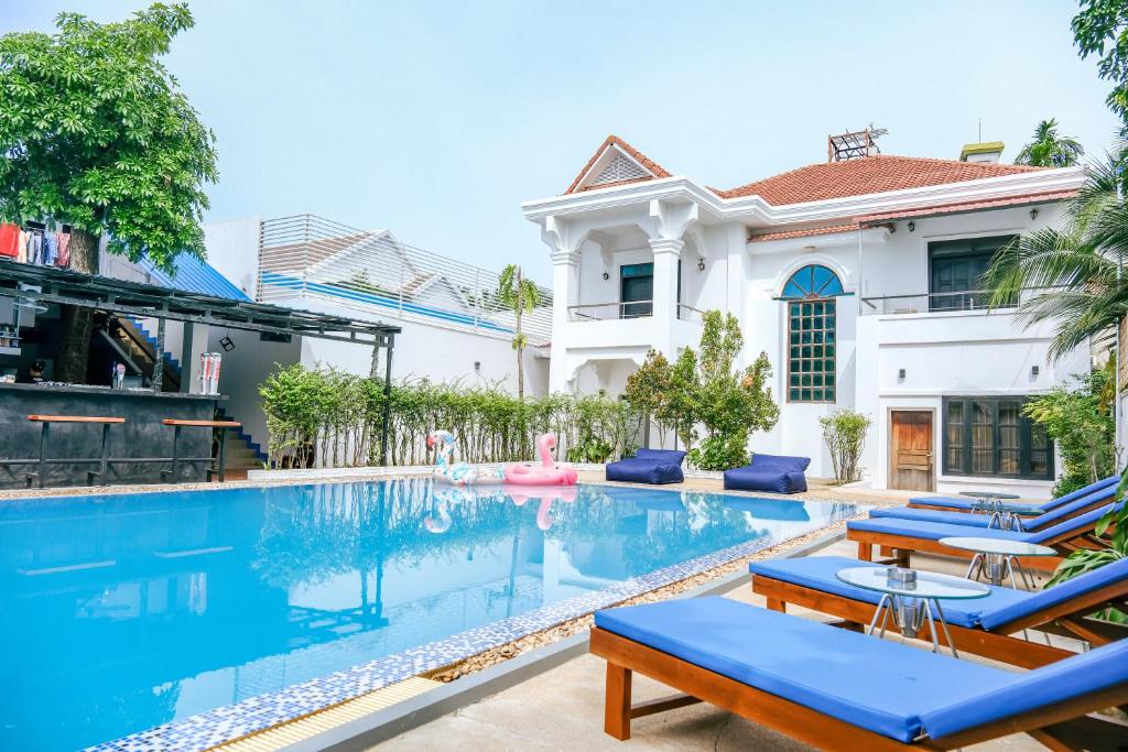 暹粒The Big Easy Siem Reap的一座带游泳池和房子的别墅