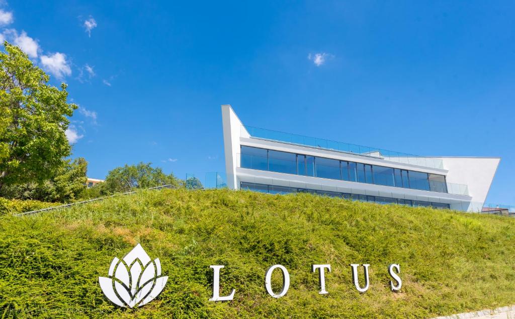 瓦尔纳Lotus Luxury Rooms的前面有莲花标志的建筑