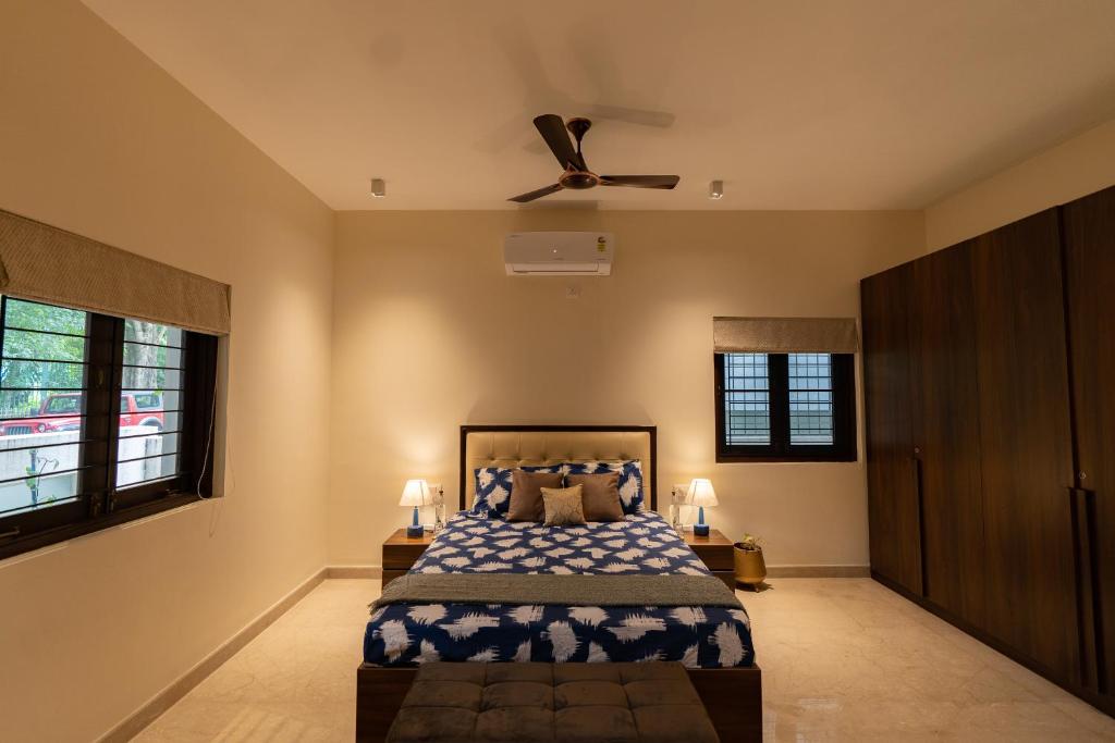 班加罗尔Luho 125的一间卧室配有一张床和吊扇