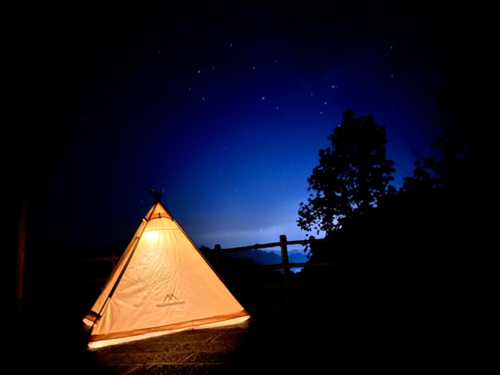 张家界Zhangjiajie National Forest Park Camping的黑暗中,有灯光的帐篷