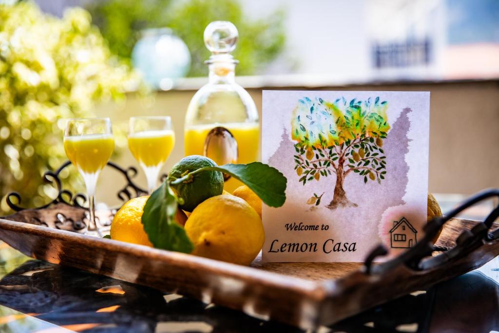 斯科派洛斯Lemon Casa的一篮柠檬和一瓶橙汁