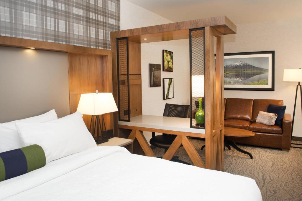 本德本德万豪春季山丘套房酒店 的配有一张床和一张书桌的酒店客房