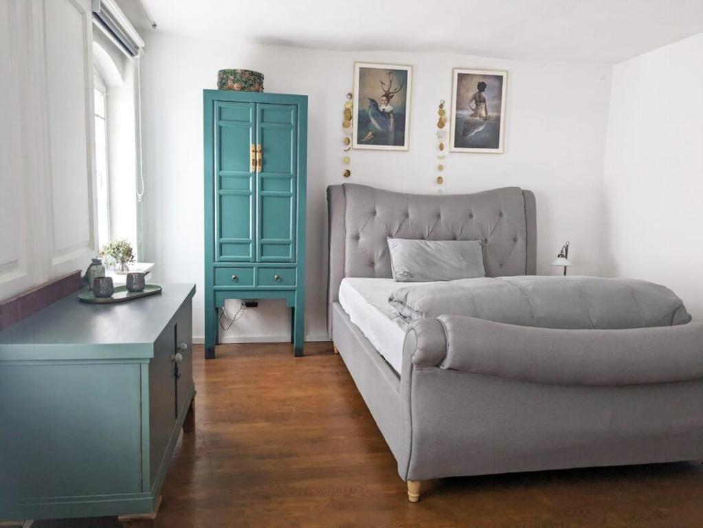 班贝格Kleine Villa - ganzes Stadthäuschen für Gruppen Familien oder nur zu Zweit的一间卧室配有一张床和一个蓝色的橱柜