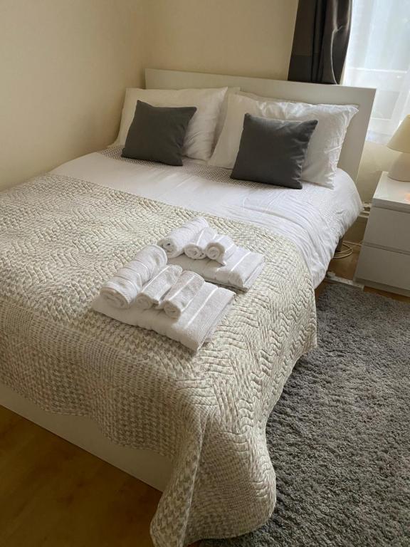 伦敦City gem的一张白色的床,上面有两张折叠毛巾