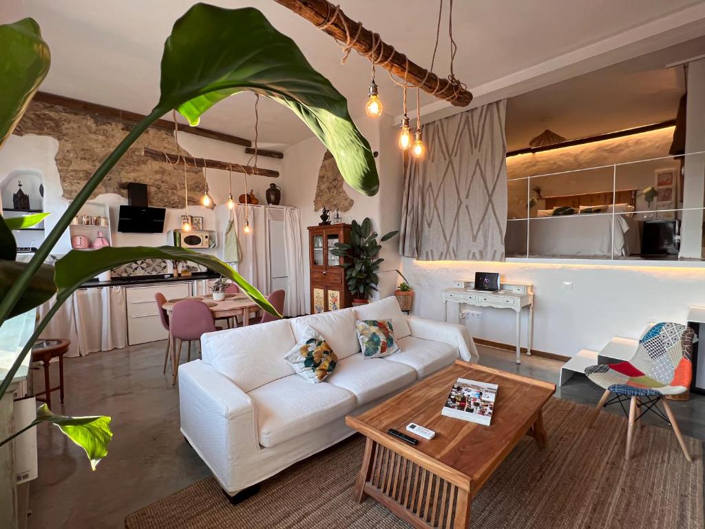 贝拉新镇Apartamento Atalantar的客厅配有白色的沙发和桌子