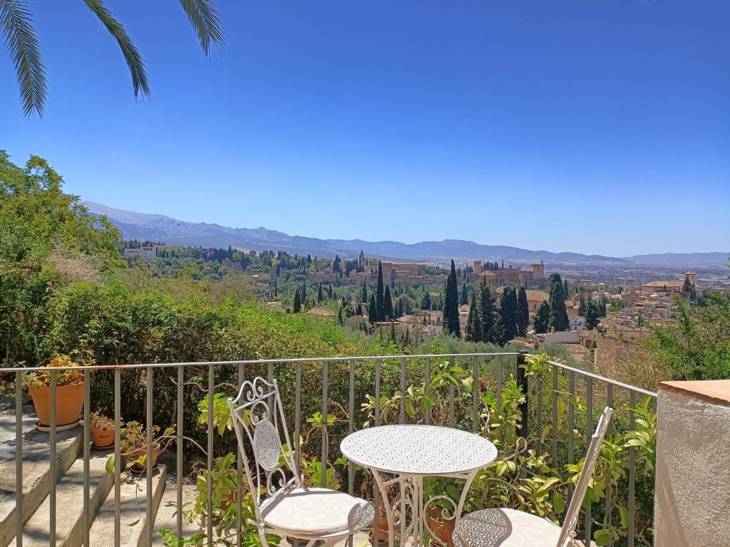 格拉纳达Morente sueña La Alhambra的美景阳台配有桌椅