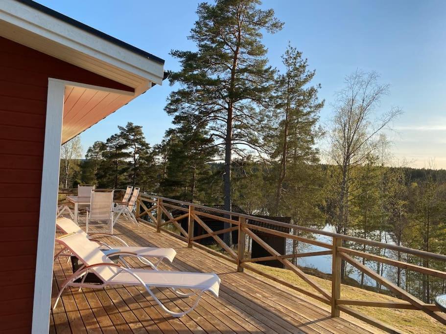 Trevligt fritidshus med stor terrasse mot sjöen的一个带椅子的甲板,享有水景