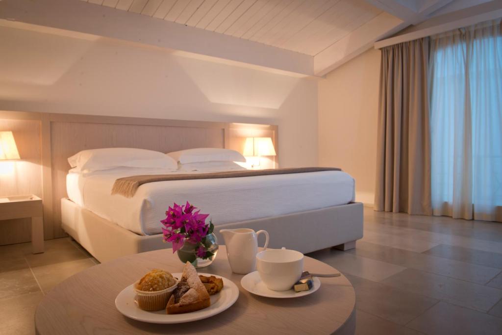 塔兰托希斯托圣彼得苏马尔皮克罗酒店的酒店客房,配有床和餐桌,