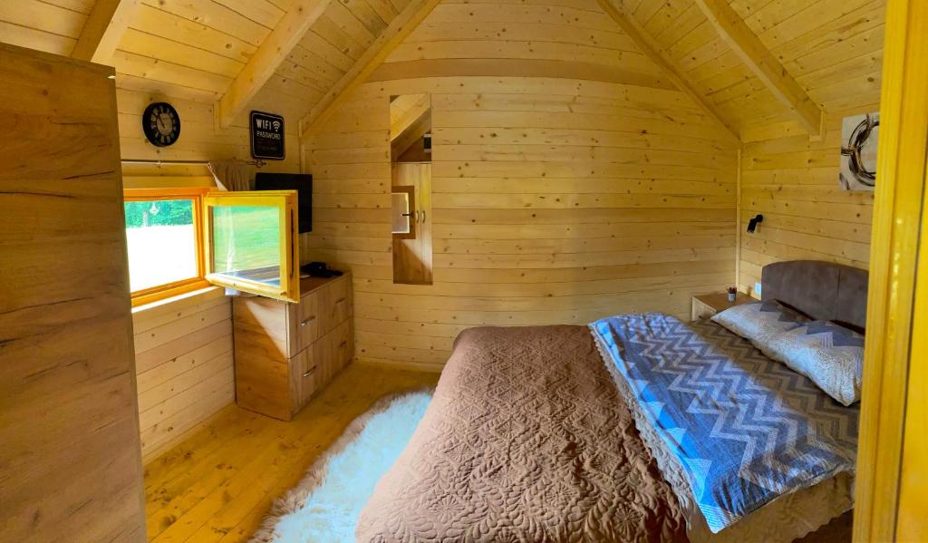 科拉欣Wooden Corner的木制客房内的一间卧室,配有一张床