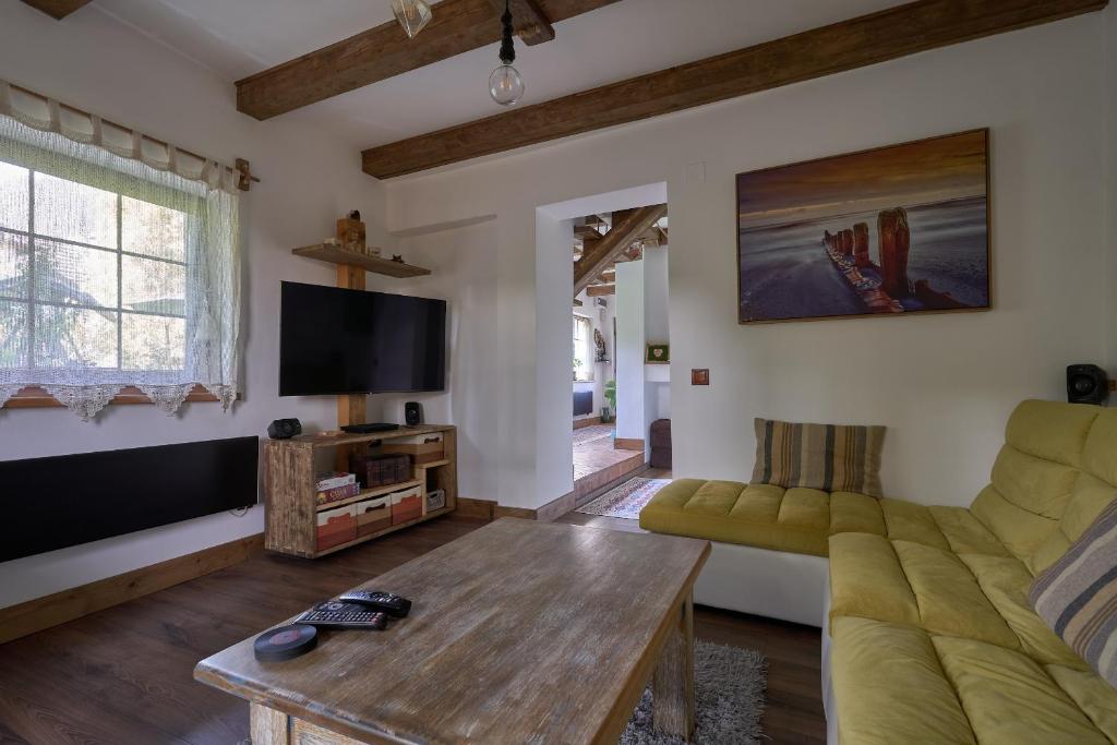 瑟切莱Walnut Tree Cottage的带沙发和电视的客厅