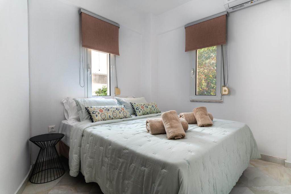 依拉佩特拉Porto Lygia Apartment的一间卧室,床上放着两只动物