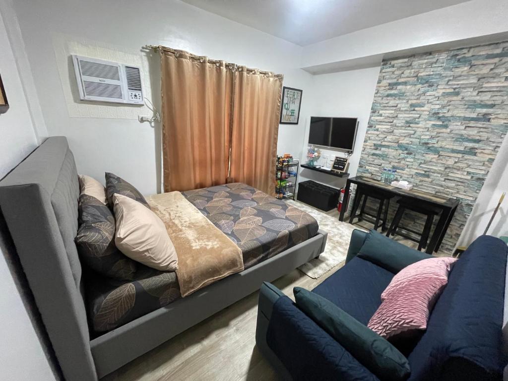 巴科洛德Gravins616 Condo BCD的客厅配有床和沙发