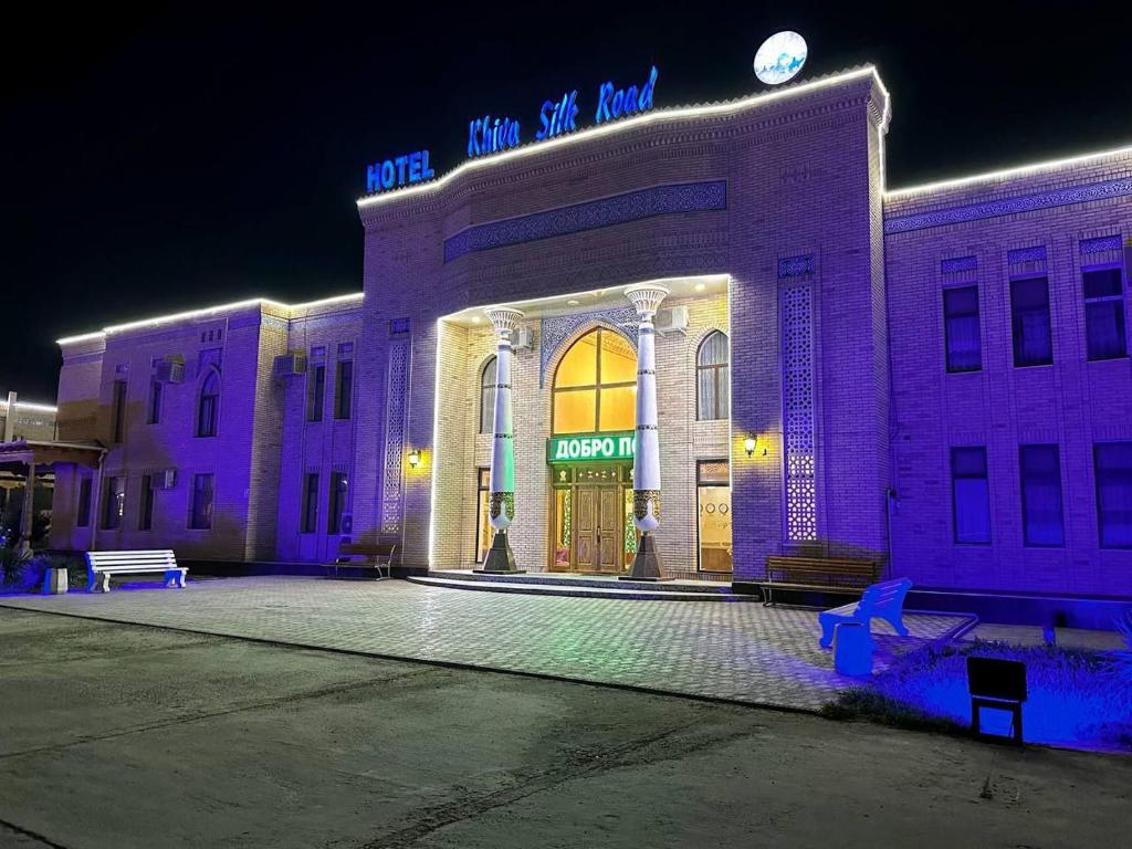 希瓦Khiva Silk Road的建筑前方有紫色灯