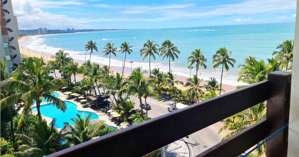 马塞约JATIÚCA SUITES RESORT - FLAT VISTA MAR的从度假村的阳台上可欣赏到海滩景色