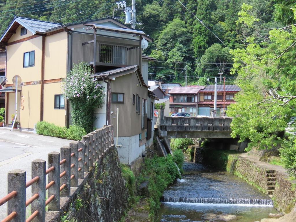 高山SORAMACHI - Vacation STAY 14338的河上一座有桥的村庄