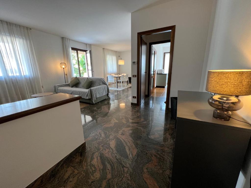 巴韦诺Casa Parisi Lago Maggiore的客厅配有沙发和带台灯的桌子
