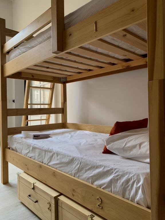 瓦莱塔L'Artist Casa Micallef的卧室配有带白色床单的双层床