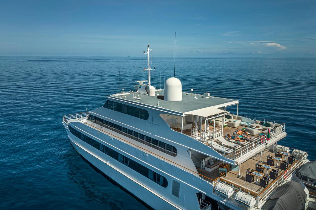 科罗尔Four Seasons Explorer Palau - Cruising Resort的一艘大游艇在海上航行