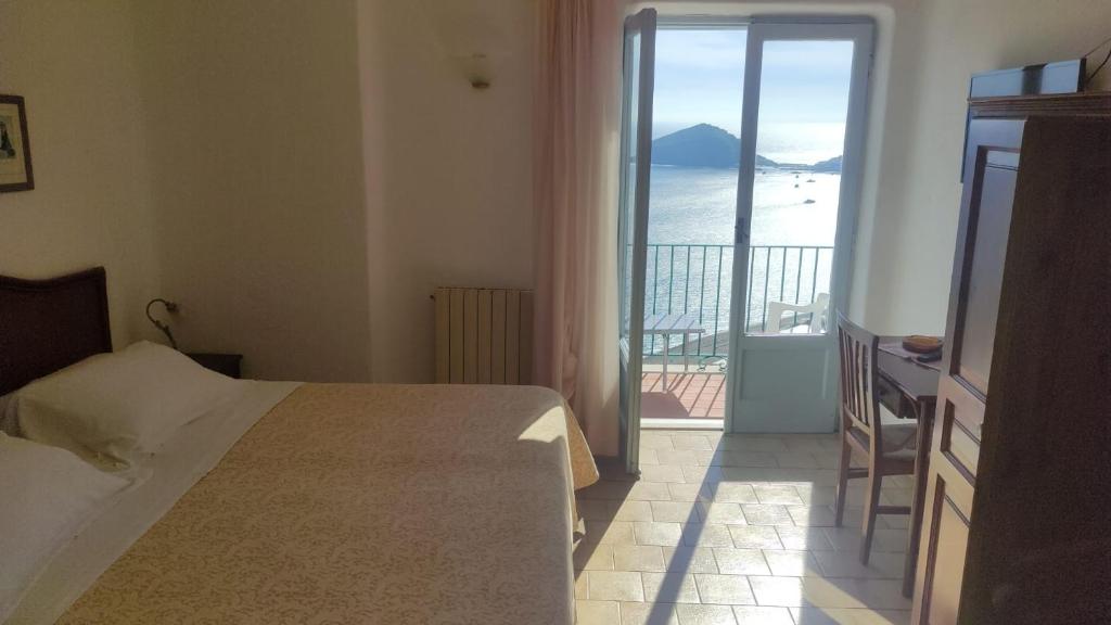 伊斯基亚Hotel Villa al Mare的一间卧室配有一张床,享有海景