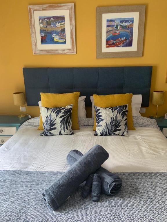 马拉加Casa Vista Maroma的一间卧室配有一张大床和蓝色床头板