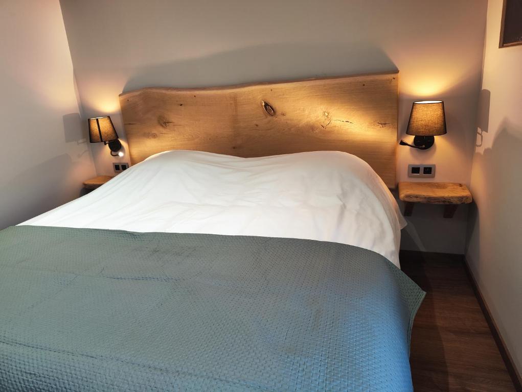 罗什福尔Le Saint Michel的一间卧室配有一张带两盏灯的大型白色床。