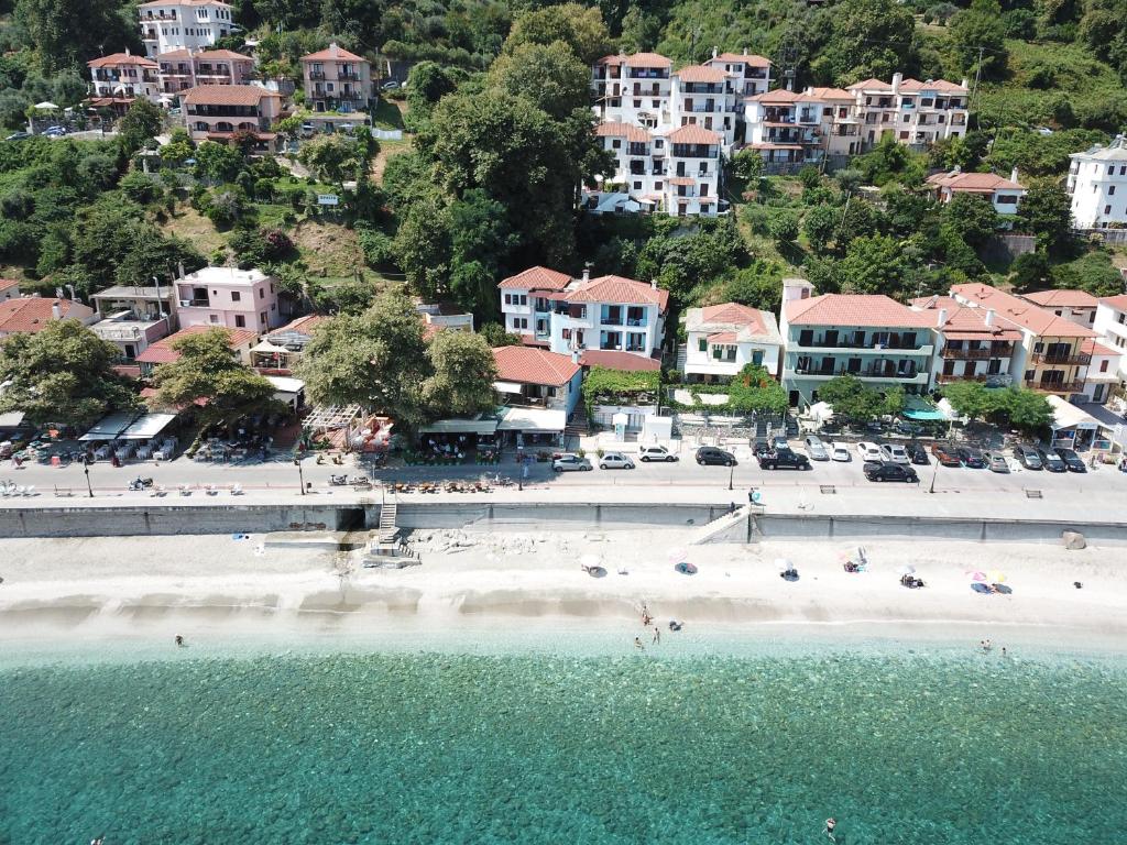 阿吉奥斯伊欧尼斯阿尼西斯酒店的海滩上的人的空中景色
