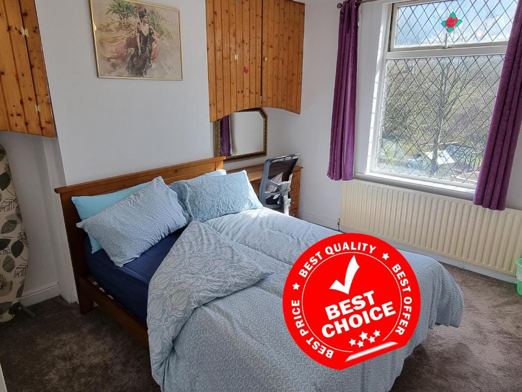 罗奇代尔4 Bedroom House in Central Rochdale cul-de-sac Free Parking & Fast Wi-Fi的一间卧室,床上有最好的床牌