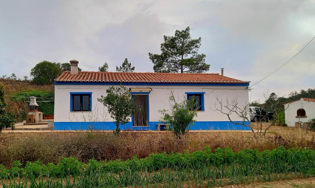 阿尔热祖尔Charme Rústico的白色的小房子,上面有蓝色的油漆