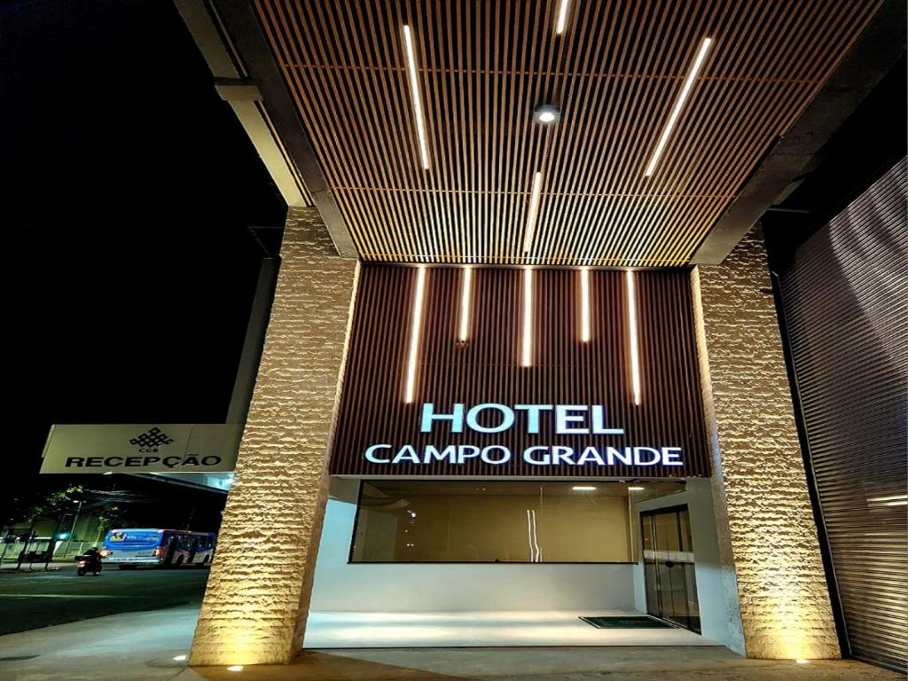 大坎普HOTEL CAMPO GRANDE的建筑一侧的酒店标志