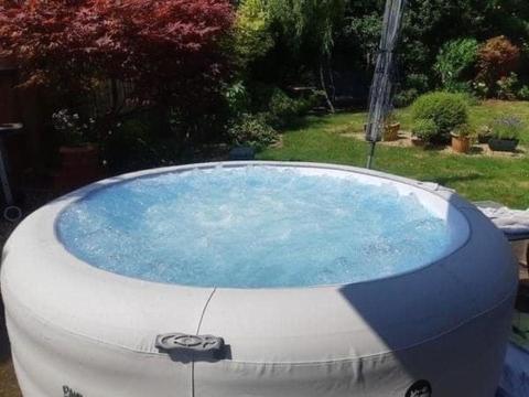霍尔Your Perfect Getaway with Hot Tub的庭院里的大型热水浴池