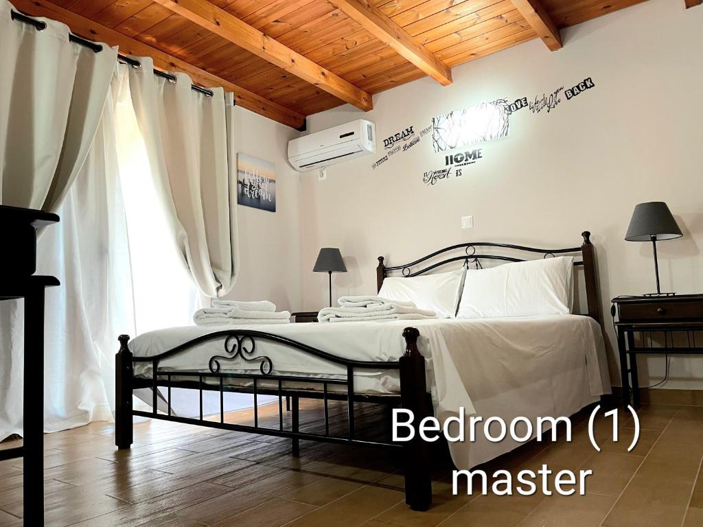 哈尔基斯Villa MARGIANI的卧室配有一张床