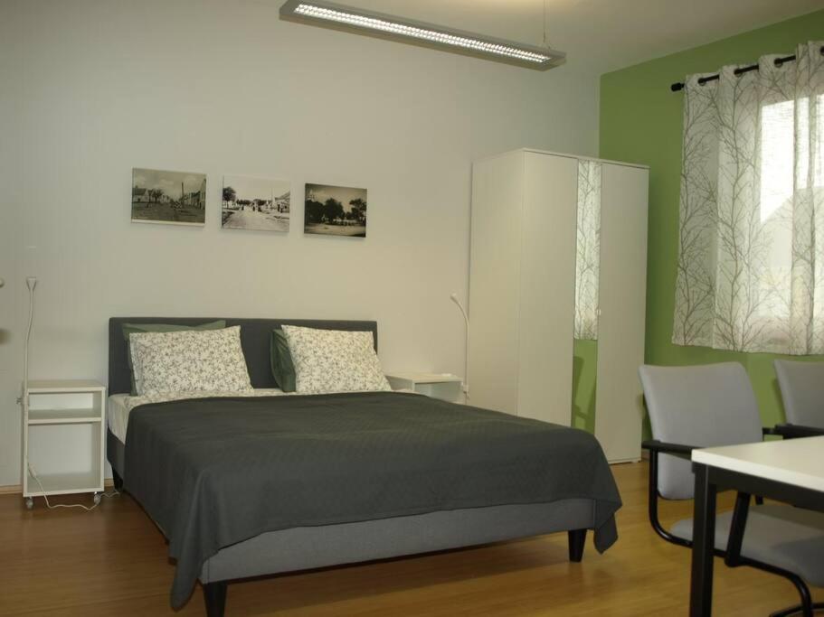 OslipFerienwohnung Knipp的卧室配有一张床和一张桌子及椅子