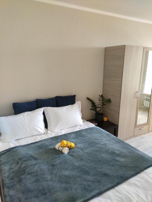 KirovoВ Астане новая комфортная квартира у реки и парка的一间卧室,配有一张带两个香蕉的床