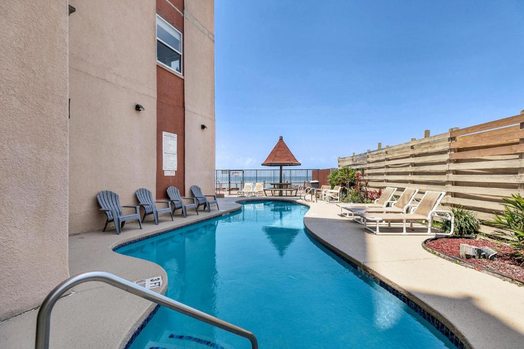 南帕诸岛Bayfront condo with water view & boat slips!的一个带躺椅的酒店游泳池