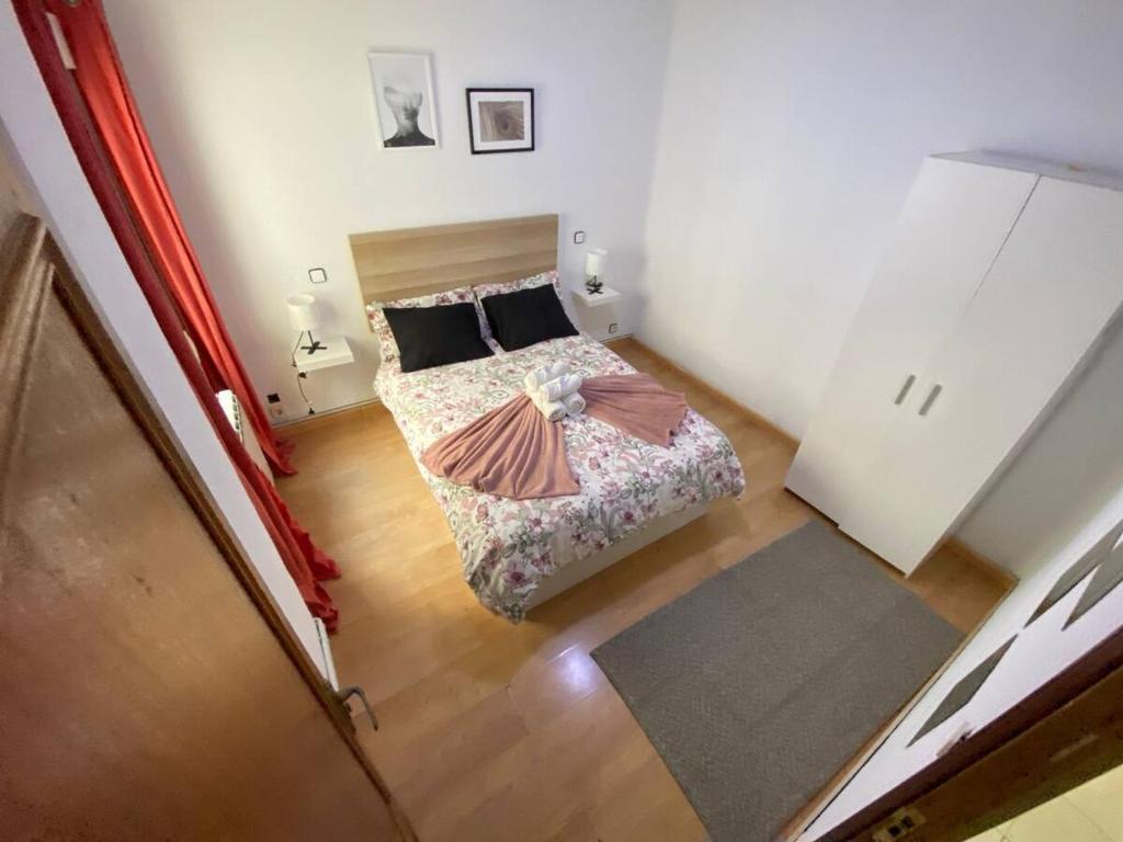 马德里Habitación interior en Madrid的一间卧室配有一张床,铺有木地板